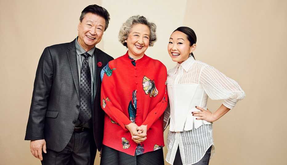 Tzi Ma y Zhao Shuzhen junto a la directora Lulu Wang