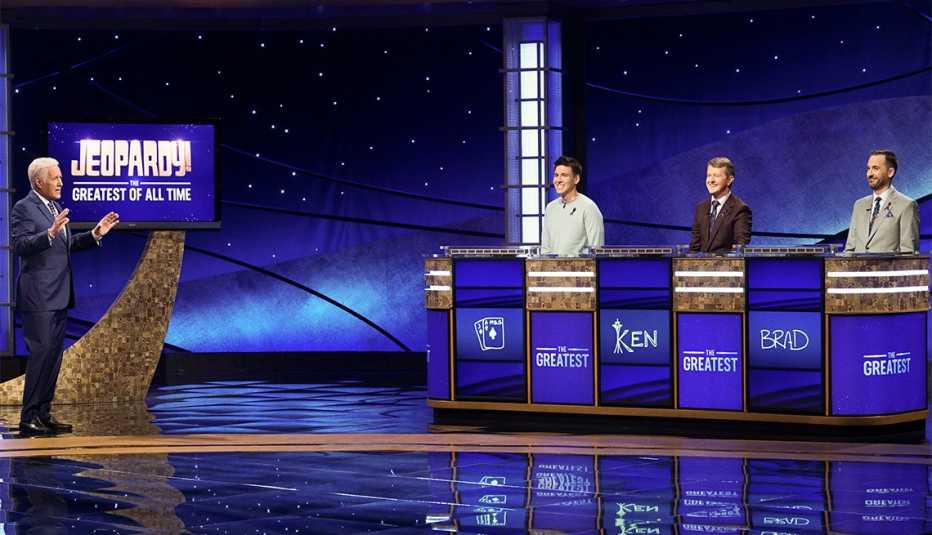 Alex Trebek, James Holzhauer, Ken Jennings, Brad Rutter en el set de 'Jeopardy! The Greatest Of All Time'