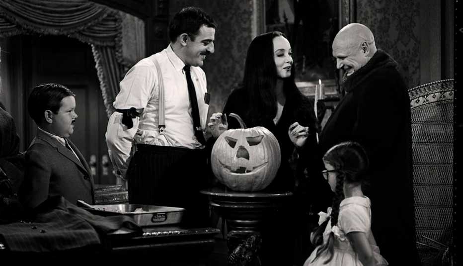 Ken Weatherwax, John Astin, Carolyn Jones, Lisa Loring y Jackie Coogan protagonizan el episodio Halloween con la familia Addams.