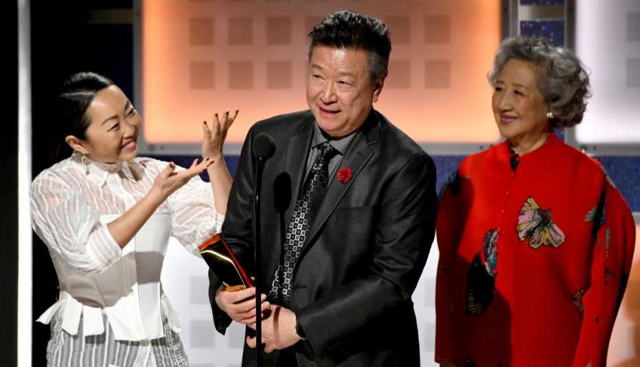 Lulu Wang, Tzi Ma, y Zhao Shuzhen reciben el premio por mejor película intergeneracional en los premios Movies for Grownups.