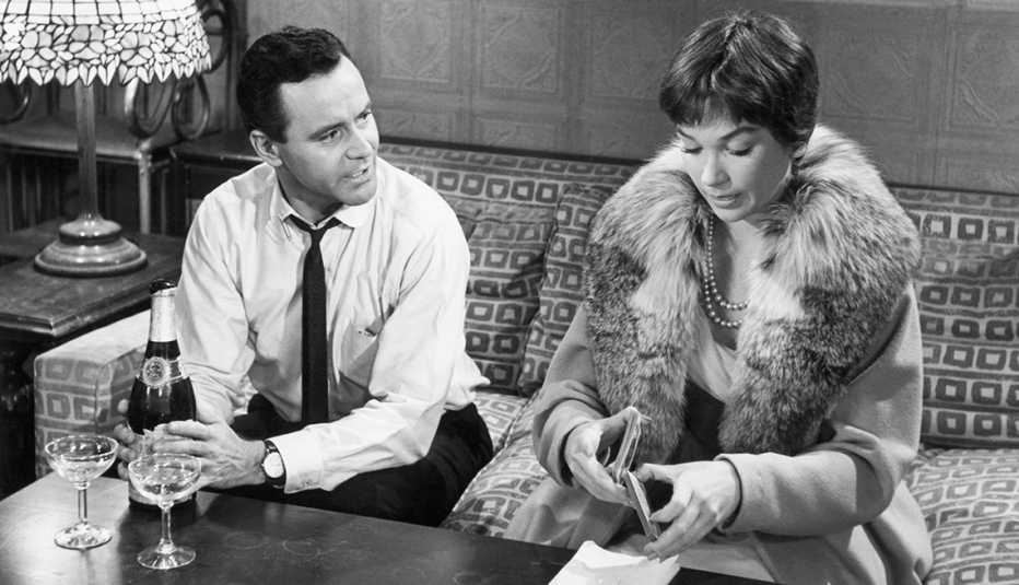 Jack Lemmon y Shirley MacLaine en una escena de The Apartment