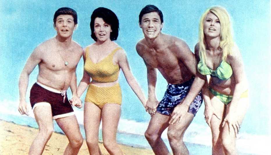 Frankie Avalon, Annette Funicello y Mike Nader en una escena de Beach Blanket Bingo