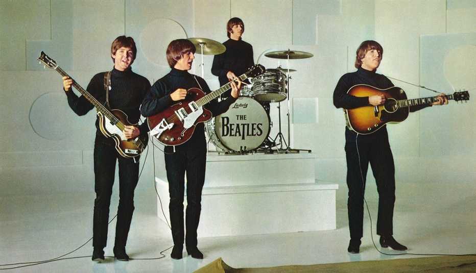 Paul McCartney, George Harrison, Ringo Starr y John Lennon en una escena de Help