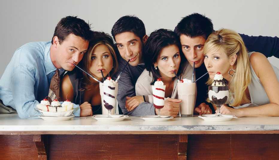 Matthew Perry, Jennifer Aniston, David Schwimmer, Courteney Cox, Matt LeBlanc, y Lisa Kudrow en foto promocional del show Friends