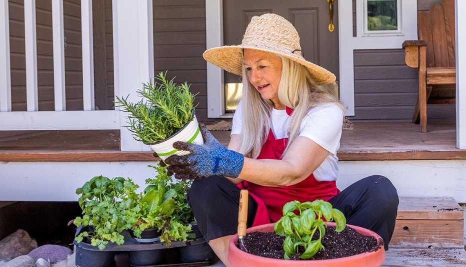 Una mujer hace trabajo de jardinería en casa
