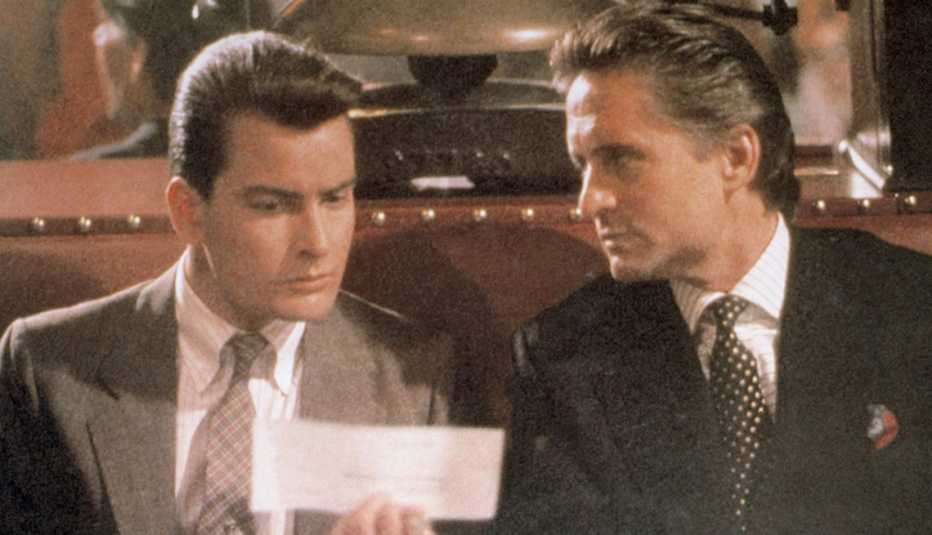Charlie Sheen como Bud Fox y Michael Douglas como Gordon Gekko en 'Wall Street'.
