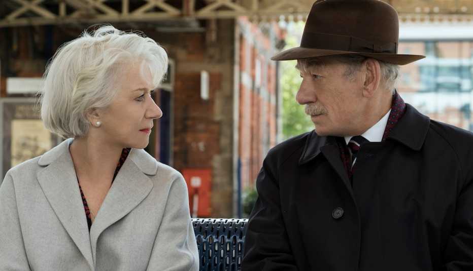 Helen Mirren como Betty McLeish e Ian McKellen como Roy Courtnay en The Good Liar.