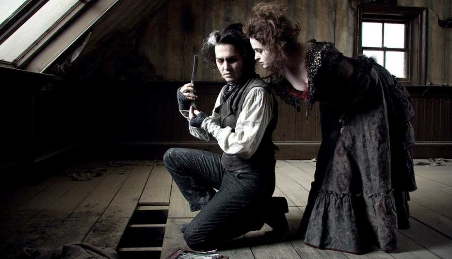 Johnny Depp y Helena Bonham Carter en una escena de la película Sweeney Todd The Demon Barber of Fleet Street.