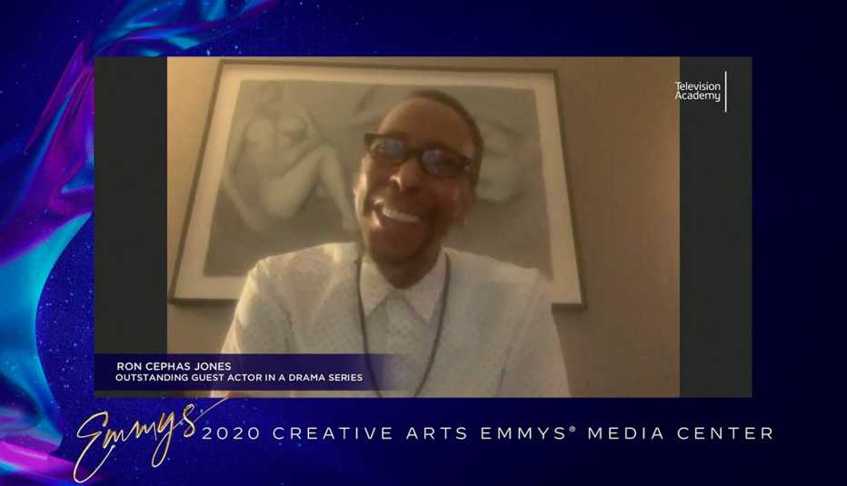 Ron Cephas Jones en la entrega de los premios Emmy 2020