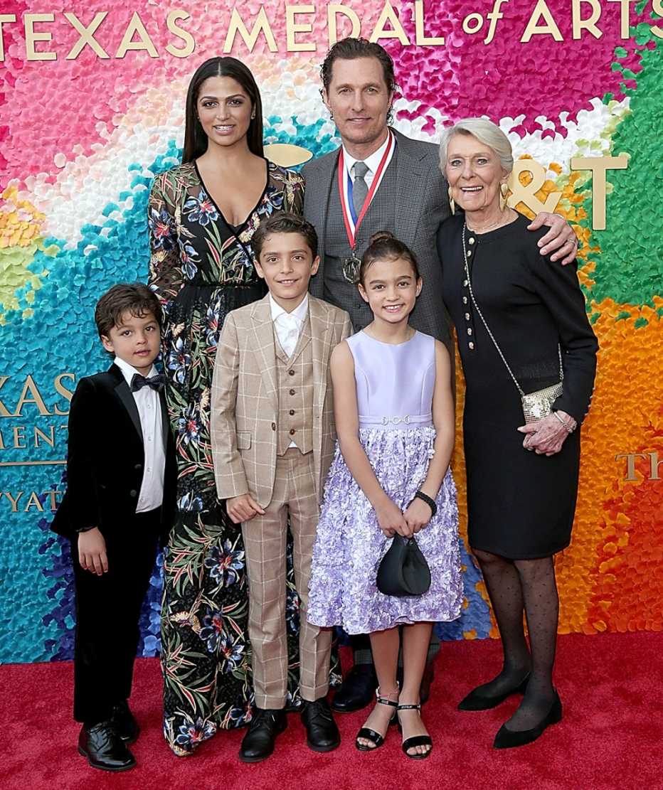 (De izquierda a derecha) Livingston Alves McConaughey, Camila Alves, Levi Alves McConaughey, Matthew McConaughey, Vida Alves McConaughey y Kay McConaughey.