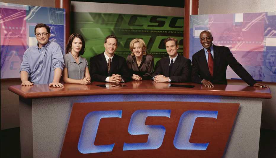 (De izquierda a derecha) Joshua Malina, Sabrina Lloyd, Josh Charles, Felicity Huffman, Peter Krause y Robert Guillaume en "Sports Night".