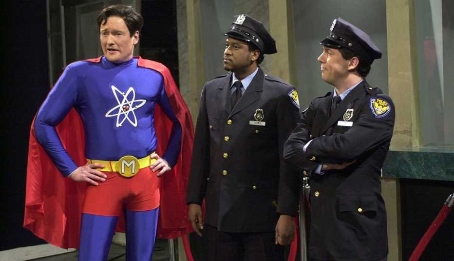 Conan O'Brien como Moleculo, Jerry Minor, Chris Parnell como oficiales de policía durante la parodia de "Moleculo".