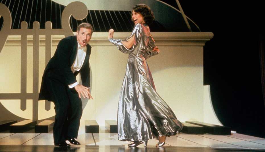 Mel Brooks baila en un escenario con Anne Bancroft.