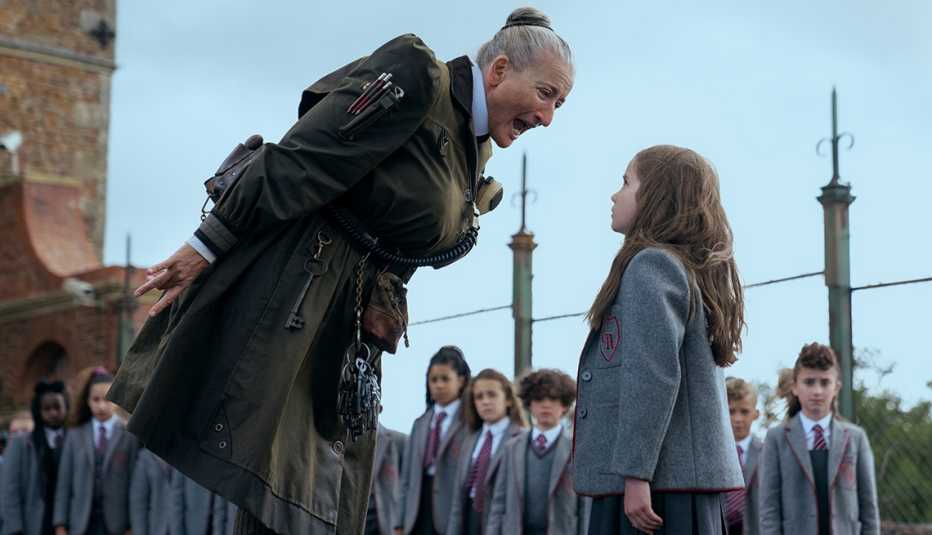 Emma Thompson y Alisha Weir protagonizan la película Matilda the Musical de Roald Dahl.