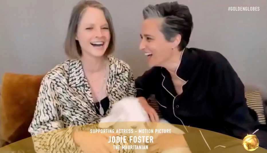 Jodie Foster y su esposa Alexandra Hedison reaccionan al Foster ganar el premio a la Mejor actriz de reparto en una película en la 78a Entrega Anual de los Globos de Oro el 28 de febrero de 2021.