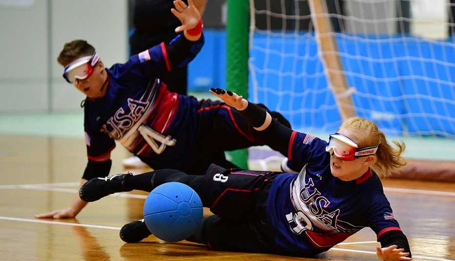Marybai Huking (derecha) de los Estados Unidos compite en el Japan Para Goalball Championship en Chiba Port Arena en Chiba, Japón.