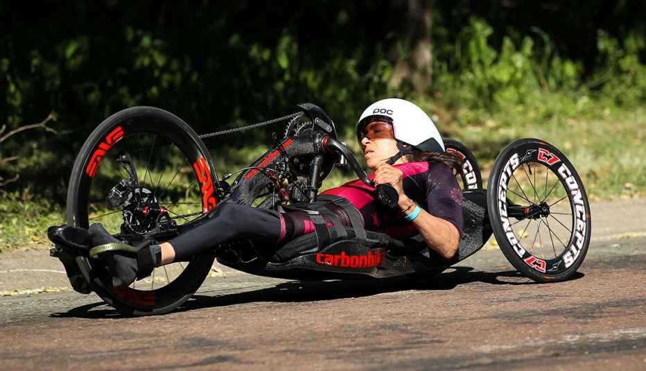 Alicia Dana compite durante las pruebas Paralímpicas de EE. UU. de 2021.