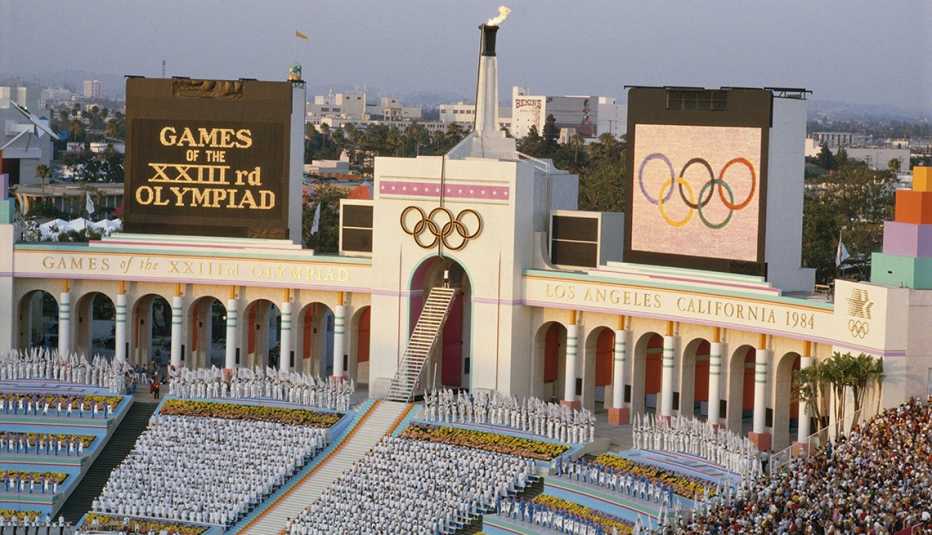 La llama olímpica se enciende durante la ceremonia de apertura de los Juegos Olímpicos de Verano de 1984 en Los Ángeles.