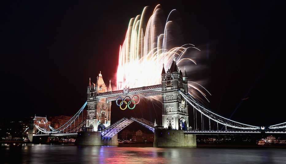 Los fuegos artificiales estallan desde el Tower Bridge durante la ceremonia de apertura de los Juegos Olímpicos de Londres 2012 el 27 de julio de 2012 en Londres, Inglaterra.