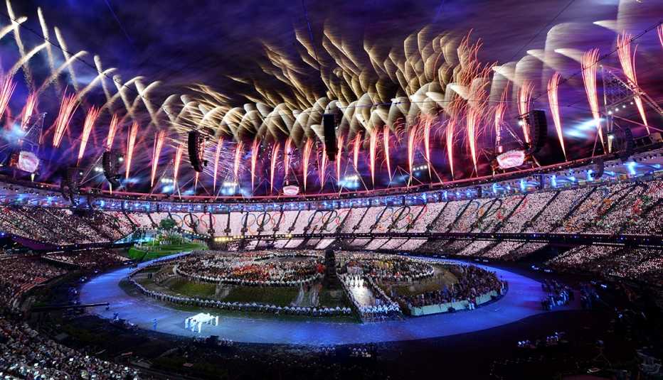 Los fuegos artificiales estallaron sobre el estadio durante la ceremonia de apertura de los Juegos Olímpicos de Londres 2012 en el Estadio Olímpico el 27 de julio de 2012 en Londres, Inglaterra.