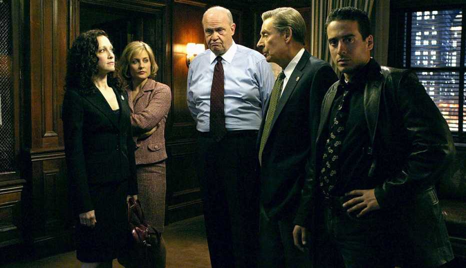 (De izquierda a derecha) Bebe Neuwirth, Amy Carlson, Fred Dalton Thompson, Jerry Orbach y Kirk Acevedo en "Law & Order: Trial by Jury".
