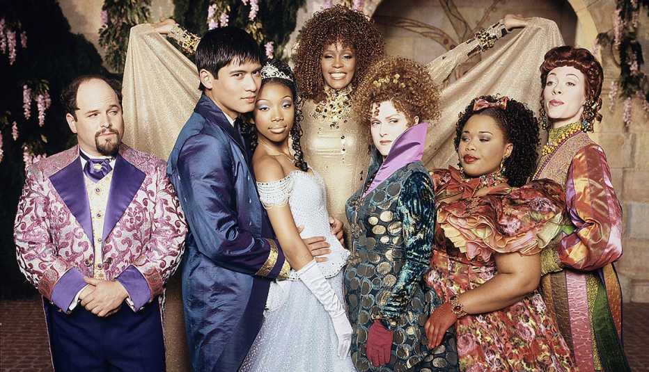 (De izquierda a derecha) Jason Alexander, Paolo Montalbán, Whitney Houston, Brandy, Bernadette Peters, Natalie Deselle y Veanne Cox protagonizan la versión cinematográfica para televisión de "Rodgers & Hammerstein's Cinderella".