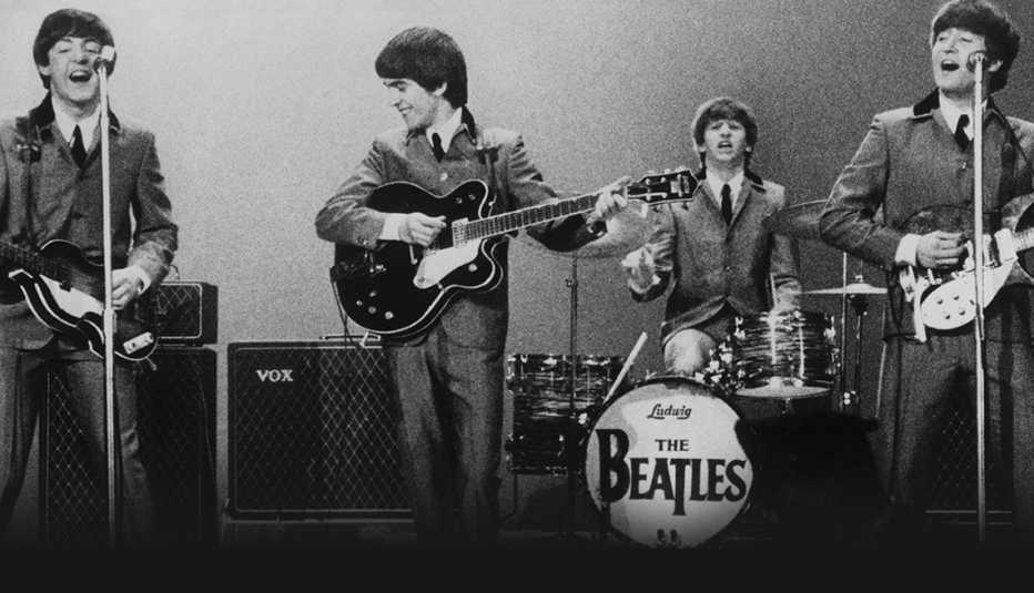 The Beatles actuando en el escenario.