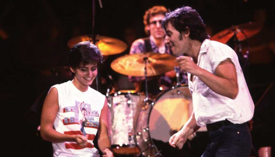 Bruce Springsteen y Curteney Cox en el video musical Dancing in the dark.