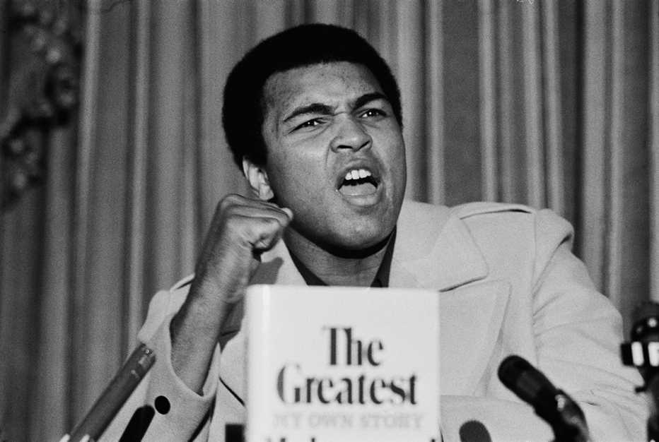 Muhammad Ali en una conferencia de prensa presentando su libro autobiográfico The Greatest My Own Story.
