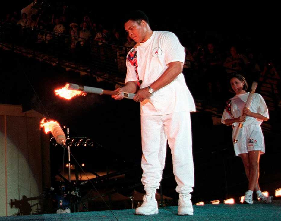 Muhammad Ali enciende el pebetero olímpico durante la ceremonia de inauguración de los Juegos Olímpicos de Verano de 1996, celebrados en Atlanta. 