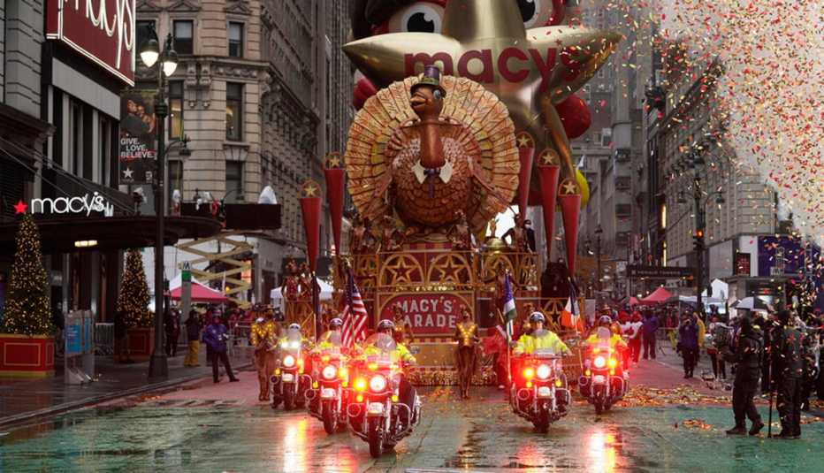 La carroza de Tom Turkey viajando por la calle detrás de una escolta policial en el Desfile del Día de Acción de Gracias de Macy's.