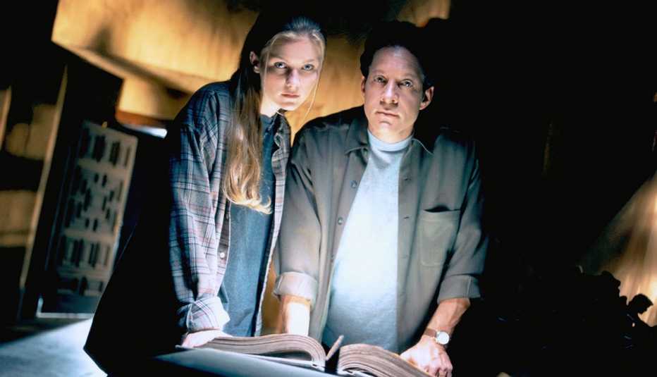 Kirsten Dunst (izquierda) y Steve Guttenberg en "Tower of Terror".