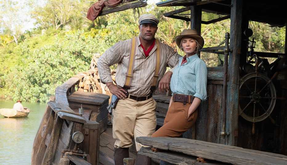 Dwayne Johnson (izquierda) y Emily Blunt en "Jungle Cruise".