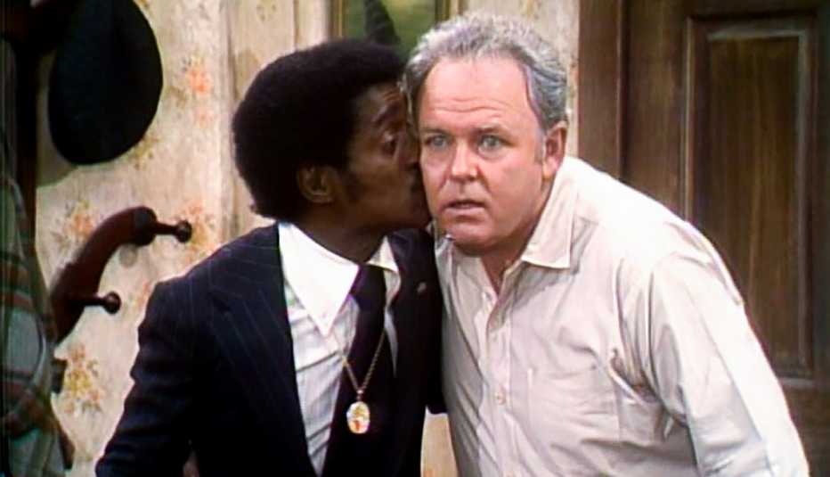 Sammy Davis Jr. (izquierda) como él mismo y Carroll O'Connor como Archie Bunker en "All in the Family".
