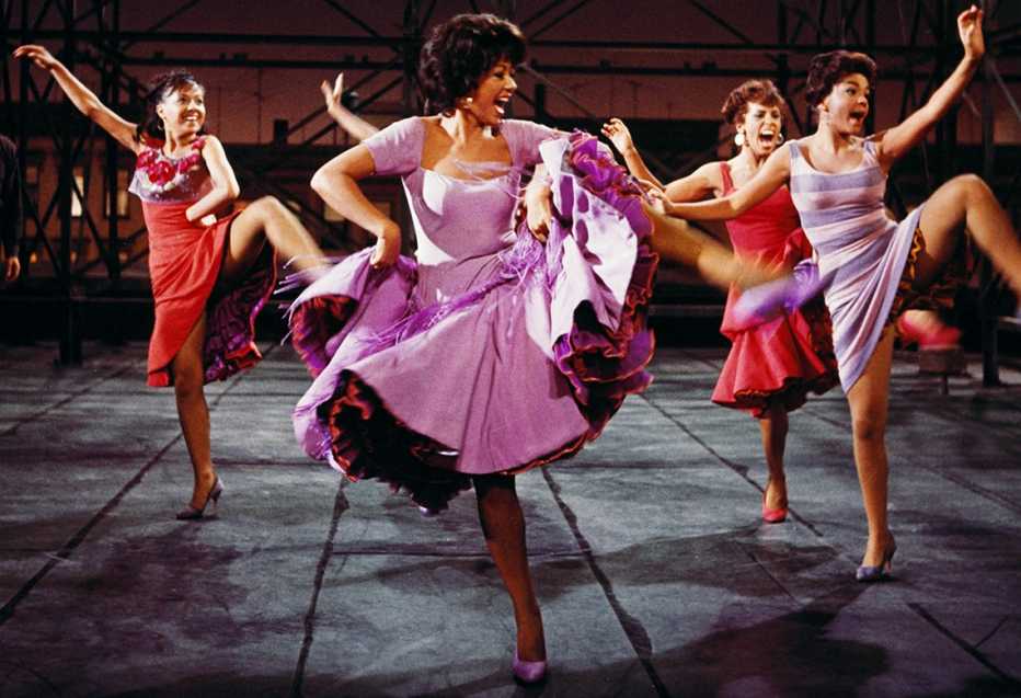 Rita Moreno bailando en una escena de la película "West Side Story".