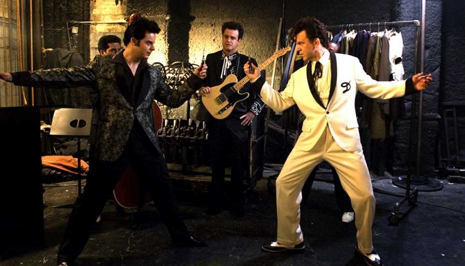 Jack White como Elvis Presley (desde la izquierda) y John C. Reilly como Dewey Cox (derecha).