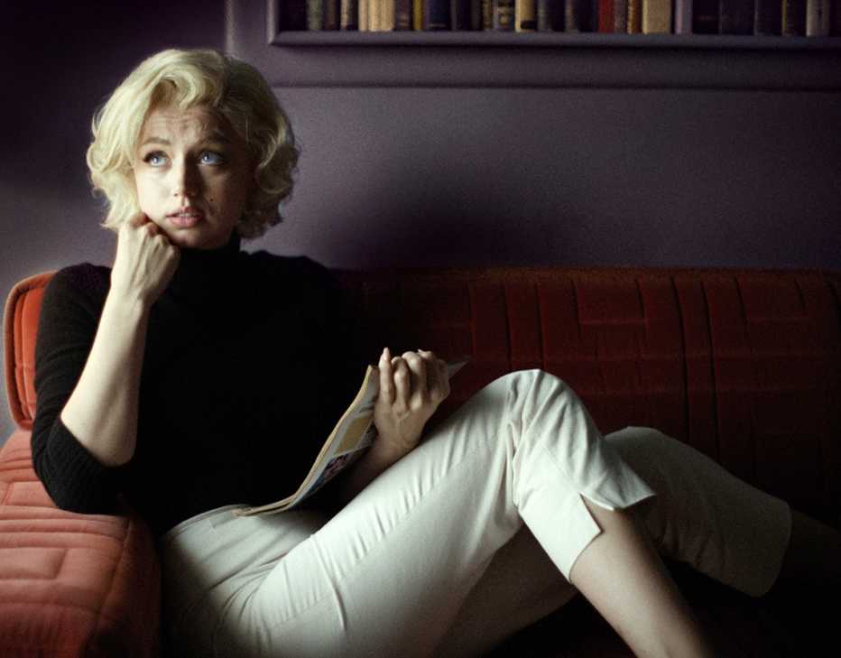 Ana de Armas como Marilyn Monroe en una escena de Blonde. 