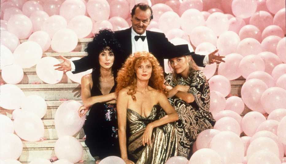 (De izquierda a derecha) Cher, Jack Nicholson, Michelle Pfeiffer y Susan Sarandon en "The Witches of Eastwick".