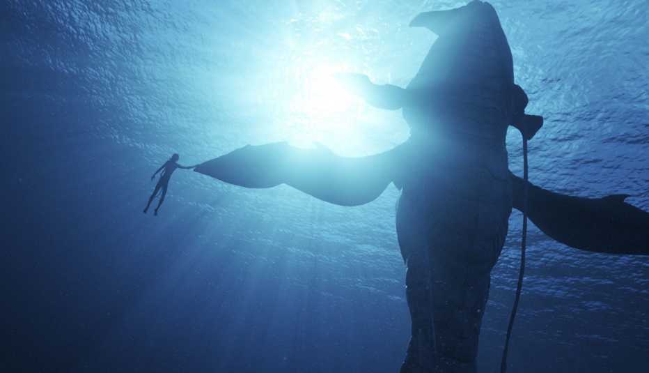 Una escena debajo del océano en "Avatar: The Way of Water".