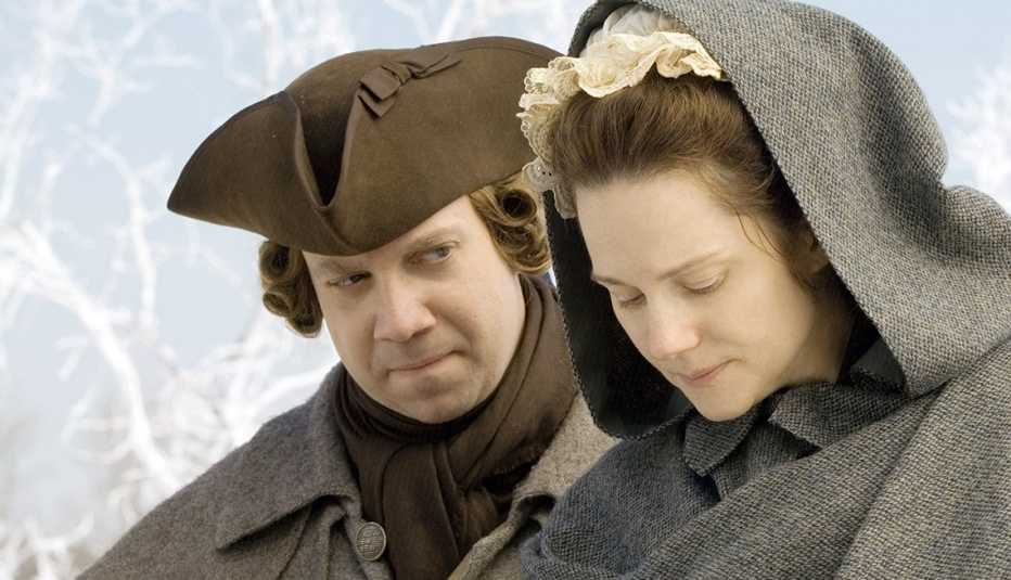 Paul Giamatti (izquierda) como John Adams y Laura Linney como Abigail Adams en "John Adams".