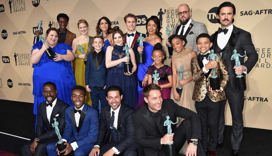 El elenco de “This Is Us” celebra su victoria en la sala de prensa en los 24.º premios anuales Screen Actors Guild Awards.