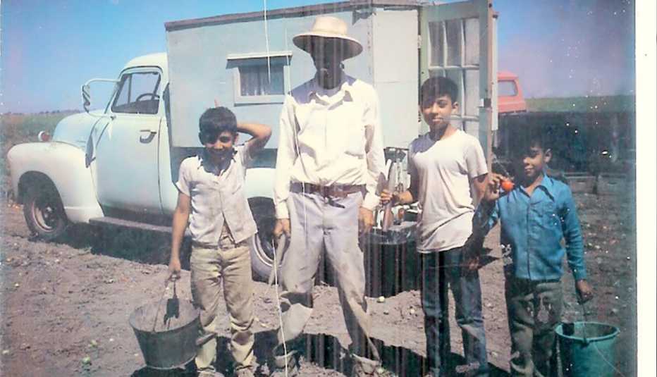 José Hernández junto a su familia cuando era un niño. 