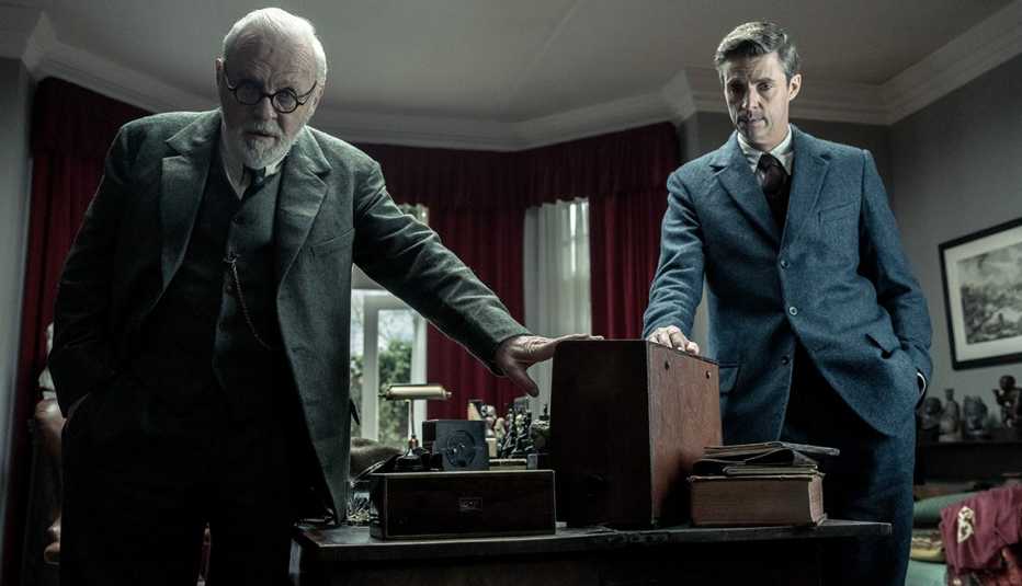 (Izquierda a derecha) Anthony Hopkins como Sigmund Freud y Matthew Goode como C.S. Lewis en "Freud’s Last Session".