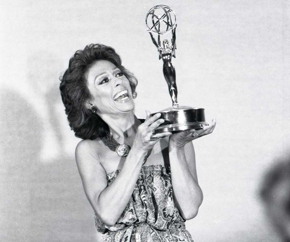Rita Moreno levanta su estuatilla del premio Emmy en el 1978