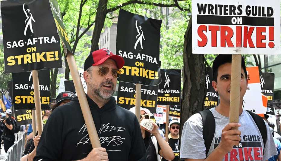 Jason Sudeikis (izquierda), el protagonista de "Ted Lasso", se une a los miembros del Writers Guild of America y el Screen Actors Guild en un piquete afuera de NBC Universal en la ciudad de Nueva York el 14 de julio del 2023.