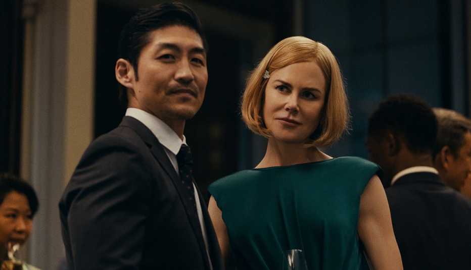 Brian Tee y Nicole Kidman en la serie "Expats".