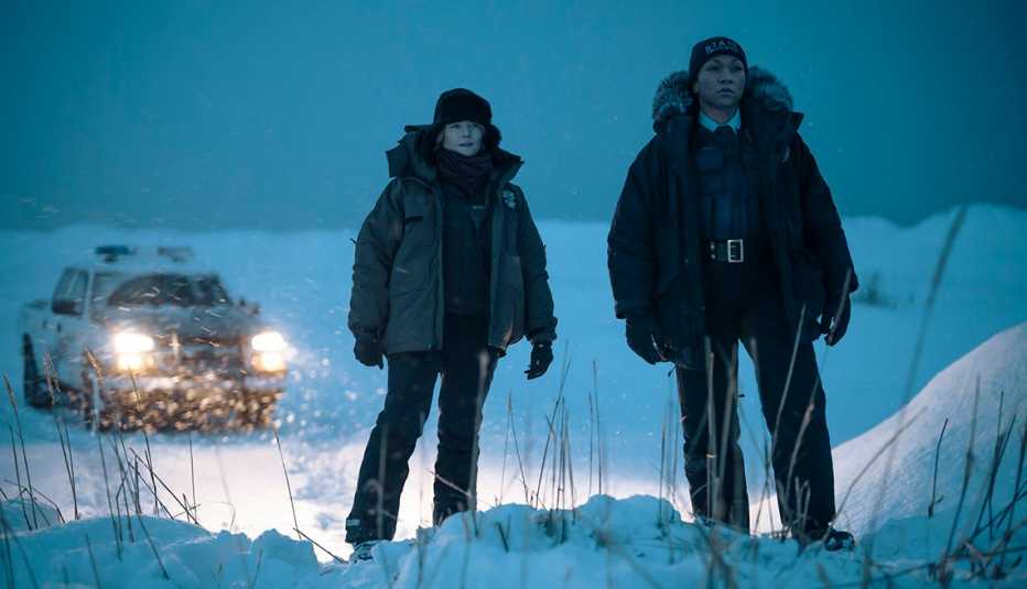 Jodie Foster y Kali Reis paradas en la nieve en una escena de la serie de HBO "True Detective: Night Country."