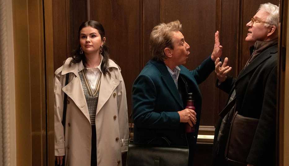 Selena Gomez, Martin Short y Steve Martin en la temporada 3 de la serie, "Only Murders in the Building".