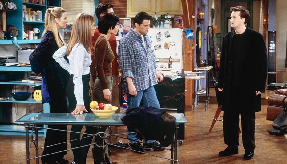 Lisa Kudrow como Phoebe Buffay, Jennifer Aniston como Rachel Green, Courteney Cox como Monica Geller, Matt LeBlanc como Joey Tribbiani, Matthew Perry como Chandler Bing en "Friends".
