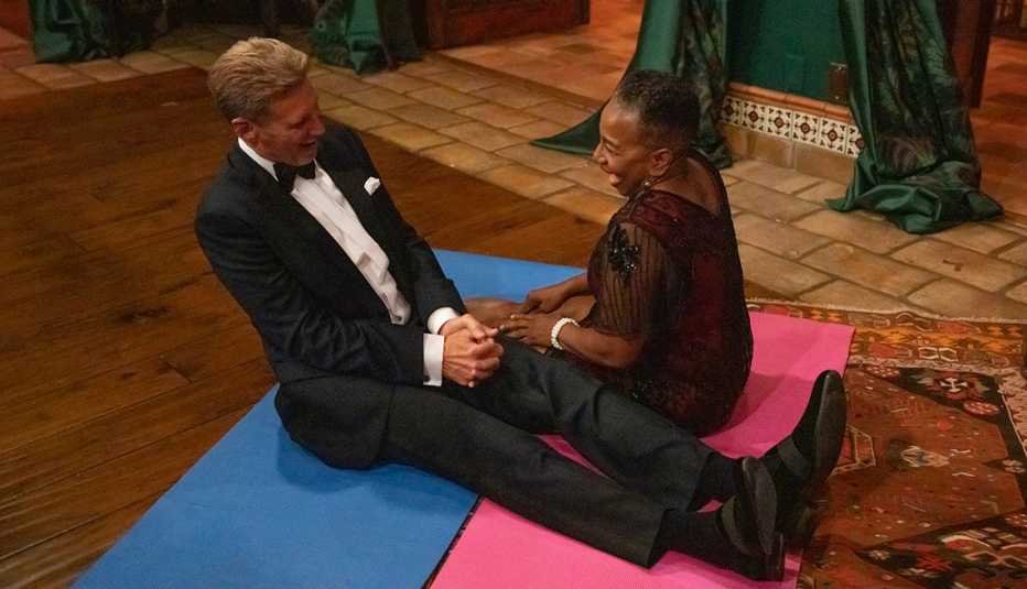 Gerry Turner y Natascha Hardee conversan animadamente sentados en el piso en "The Golden Bachelor".
